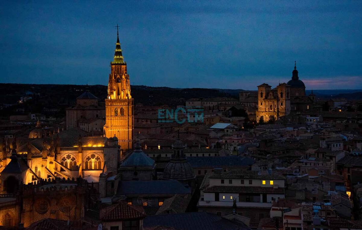 Vista nocturna de Toledo desde la Biblioteca de CLM