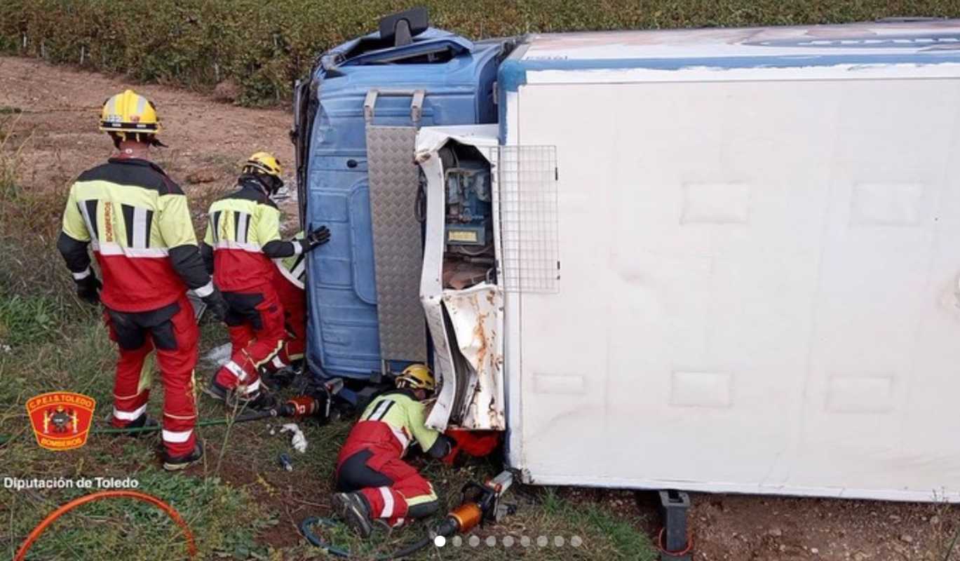 Vuelco de un camión en Huerta de Valdecarábanos.