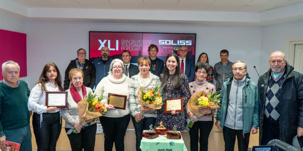 Foto de familia de la presentación de la 41ª San Silvestre Toledana Popular. Foto: César Sanz.