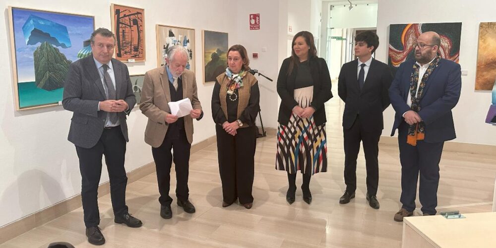 Conchi Cedillo (centro) en la exposición, que se exhibe en la Casa de la Provincia de Sevilla.