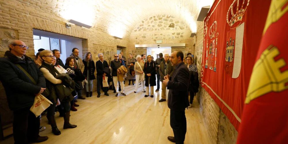 Pablo Bellido, dando a conocer las Cortes regionales a los visitantes.