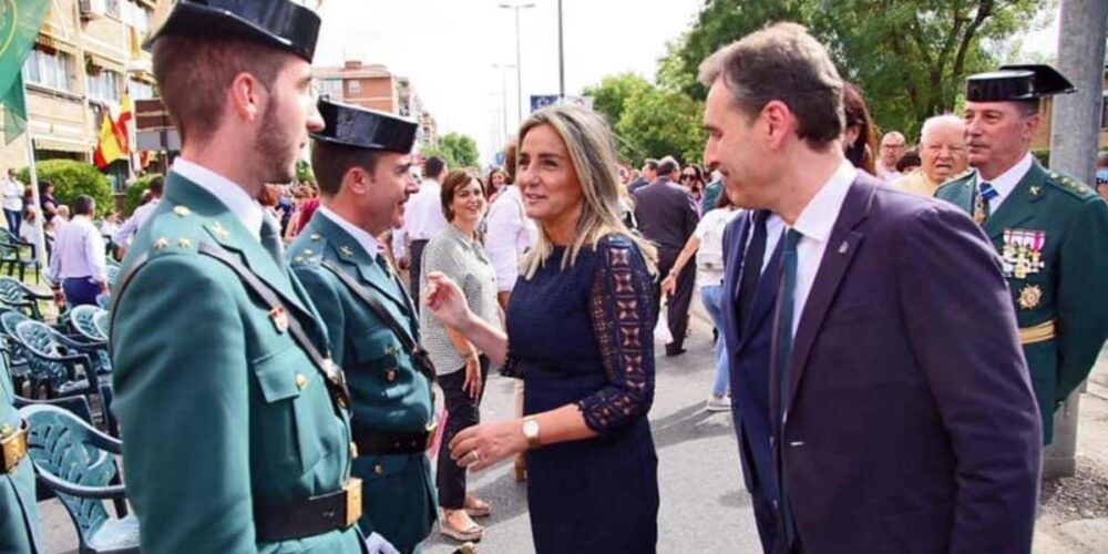 Milagros Tolón y Francho Tierraseca saludando a Guardias Civiles el 12 de octubre.