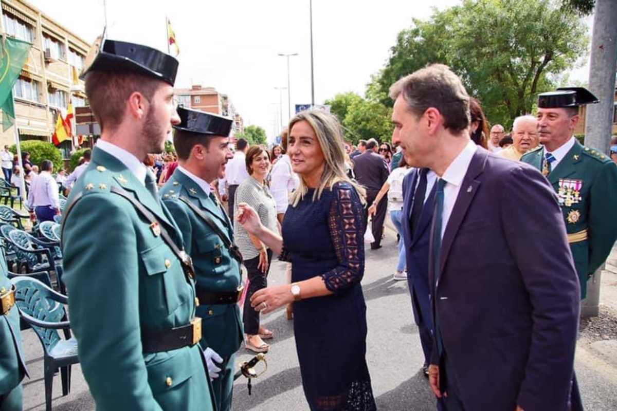 Milagros Tolón y Francho Tierraseca saludando a Guardias Civiles el 12 de octubre.