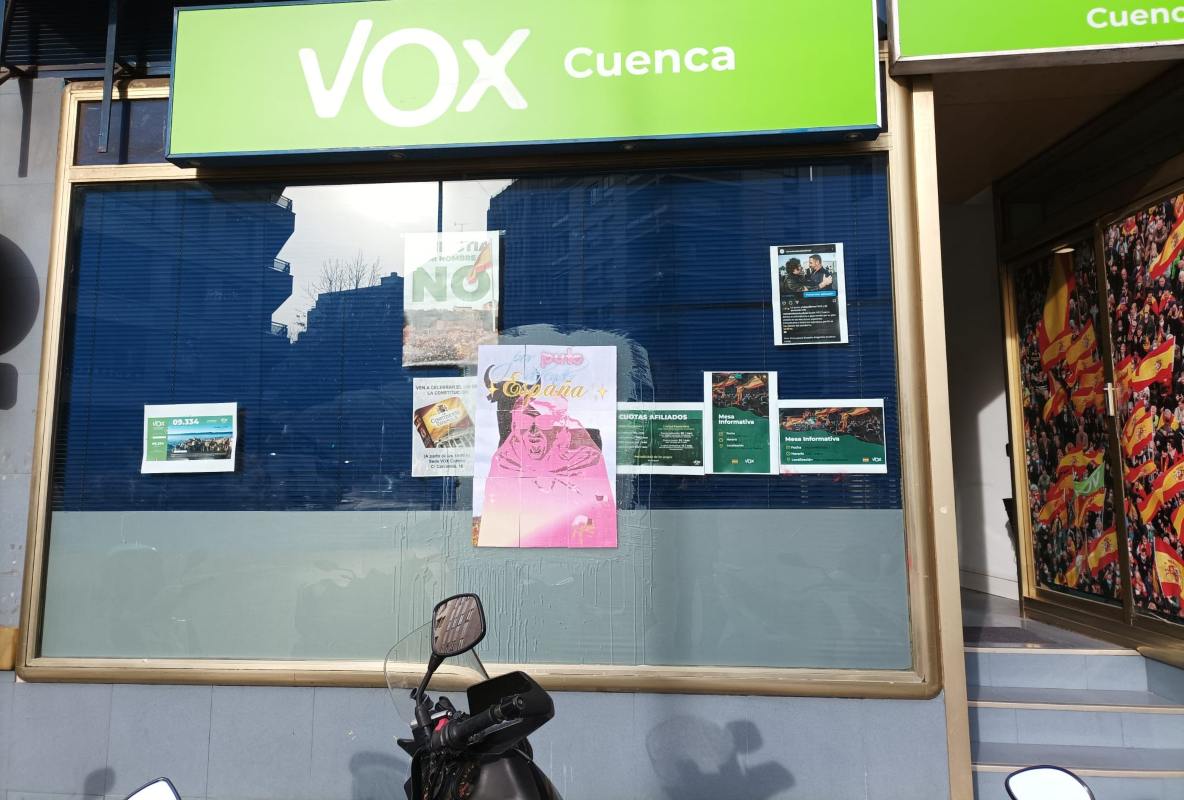 Sobre la luna del local de Vox en Cuenca alguien pegó un cartel con el lema "Por puto defender a España". Foto: Vox Cuenca.