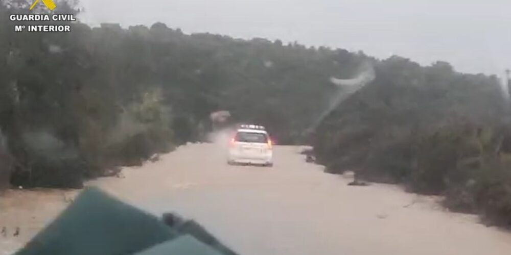 El todoterreno quedó atrapado entre las aguas.