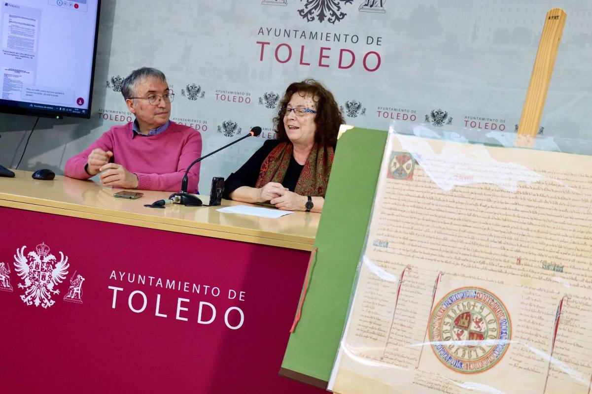 La concejal de Cultura y Patrimonio, Ana Pérez, junto al archivero municipal, Mariano García Ruipérez.