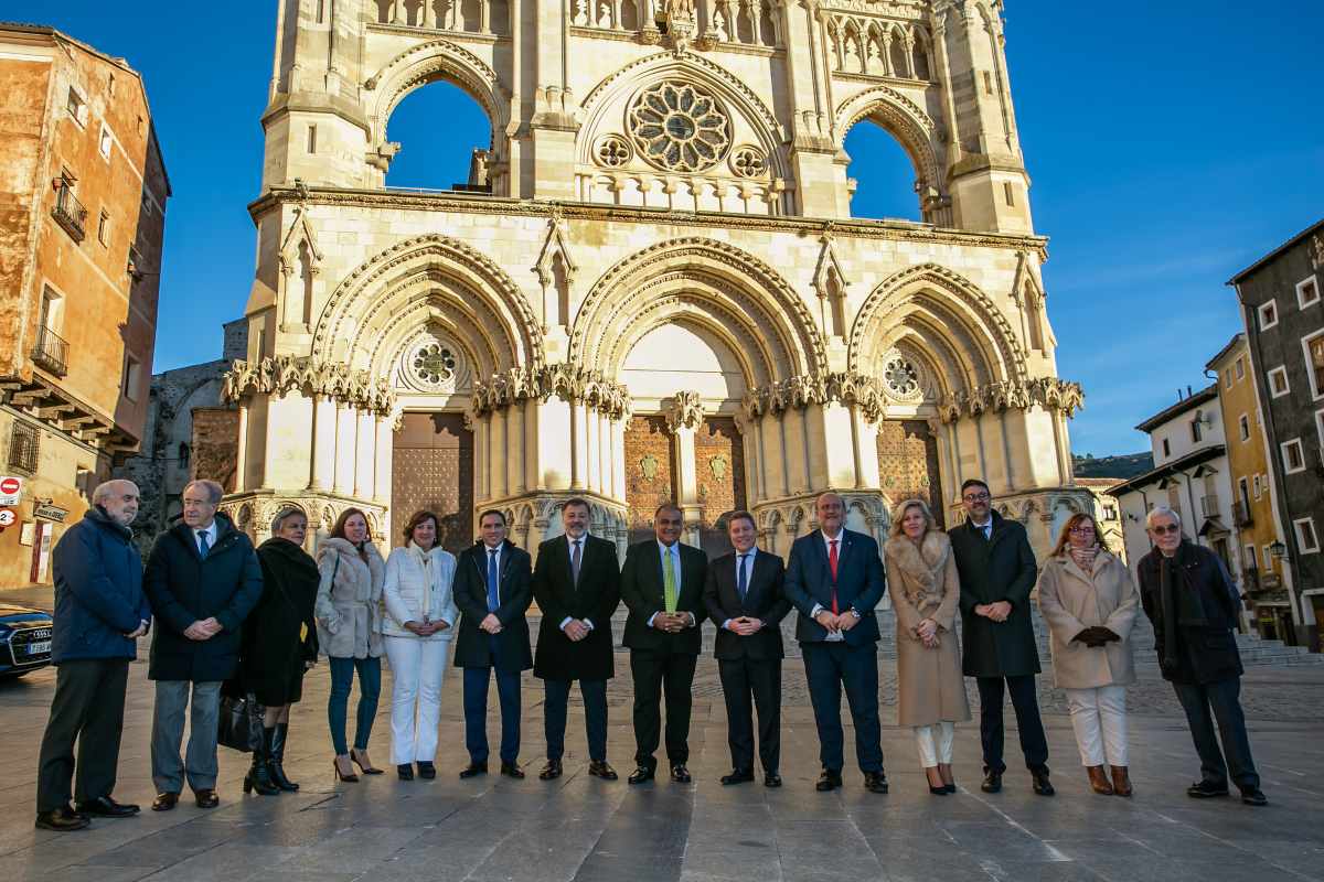 Las autoridades, ante la Catedral de Cuenca.