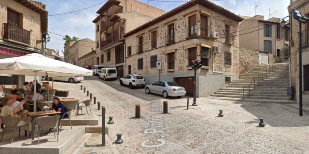 Imagen de los pivotes frente a la iglesia de San Juan de los Reyes.