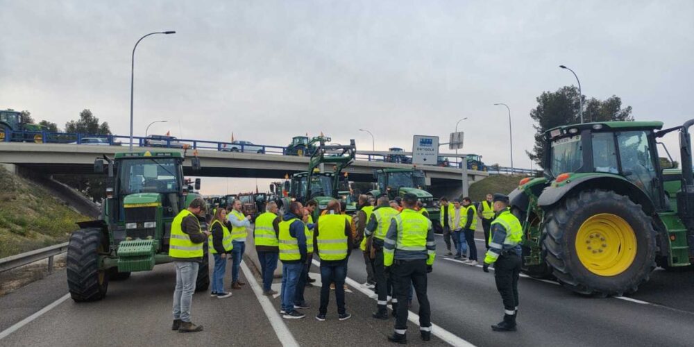 La A-4 cortada en sentido Madrid.