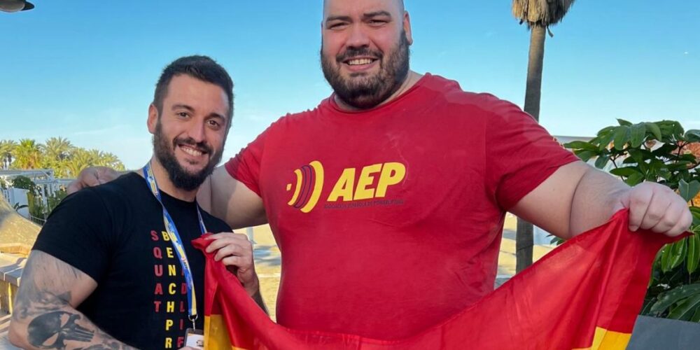 Rubén Rico (derecha), junto a su entrenador Óscar Sánchez, ambos de la Selección española.