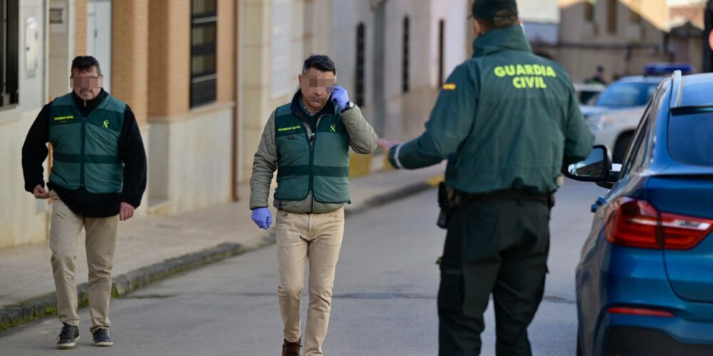 El asesinato se ha producido una vivienda de la calle Padre Jara, de Aldea del Rey. EFE/ Jesús Monroy.