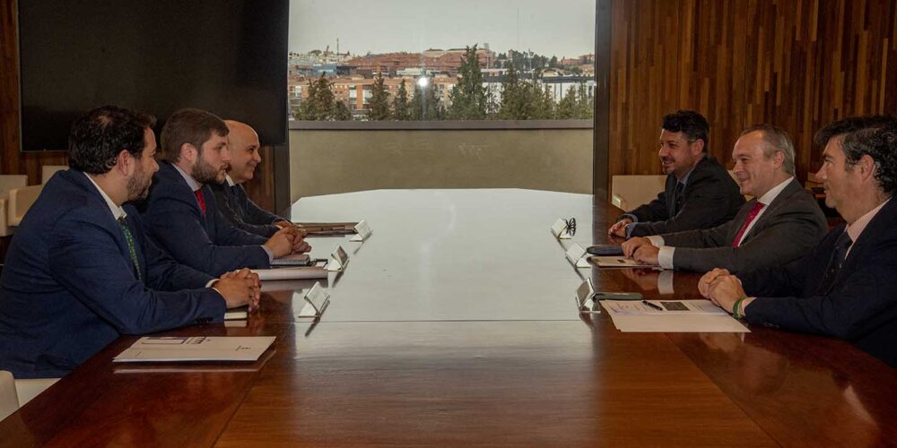 Reunión entre el consejero de Fomento de Castilla-La Mancha y su homólogo en Extremadura. Imagen: Rebeca Arango.