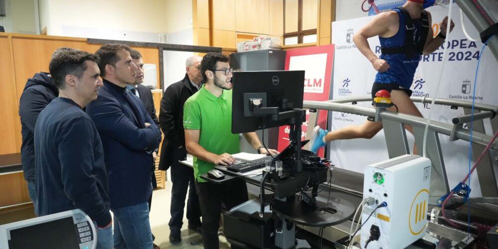 Carlos Yuste visitó la Unidad de Valoración y Diagnóstico de Alto Rendimiento Deportivo de la UCLM.