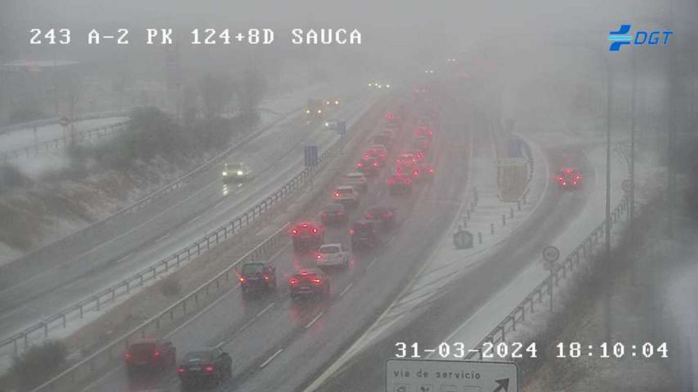 Imagen de la A-2 a la altura de Saúca, donde está nevando.