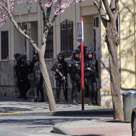 Los policías nacionales cerca de la casa en la que se ha atrincherado el individuo. Foto: EFE/Manu.