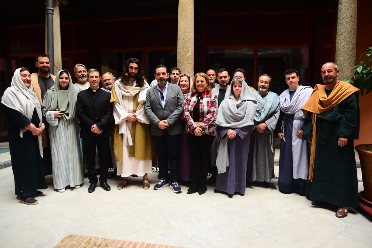 Foto de familia en la presentación de "La Pasión" viviente de Villatobas. Foto: Rebeca Arango.