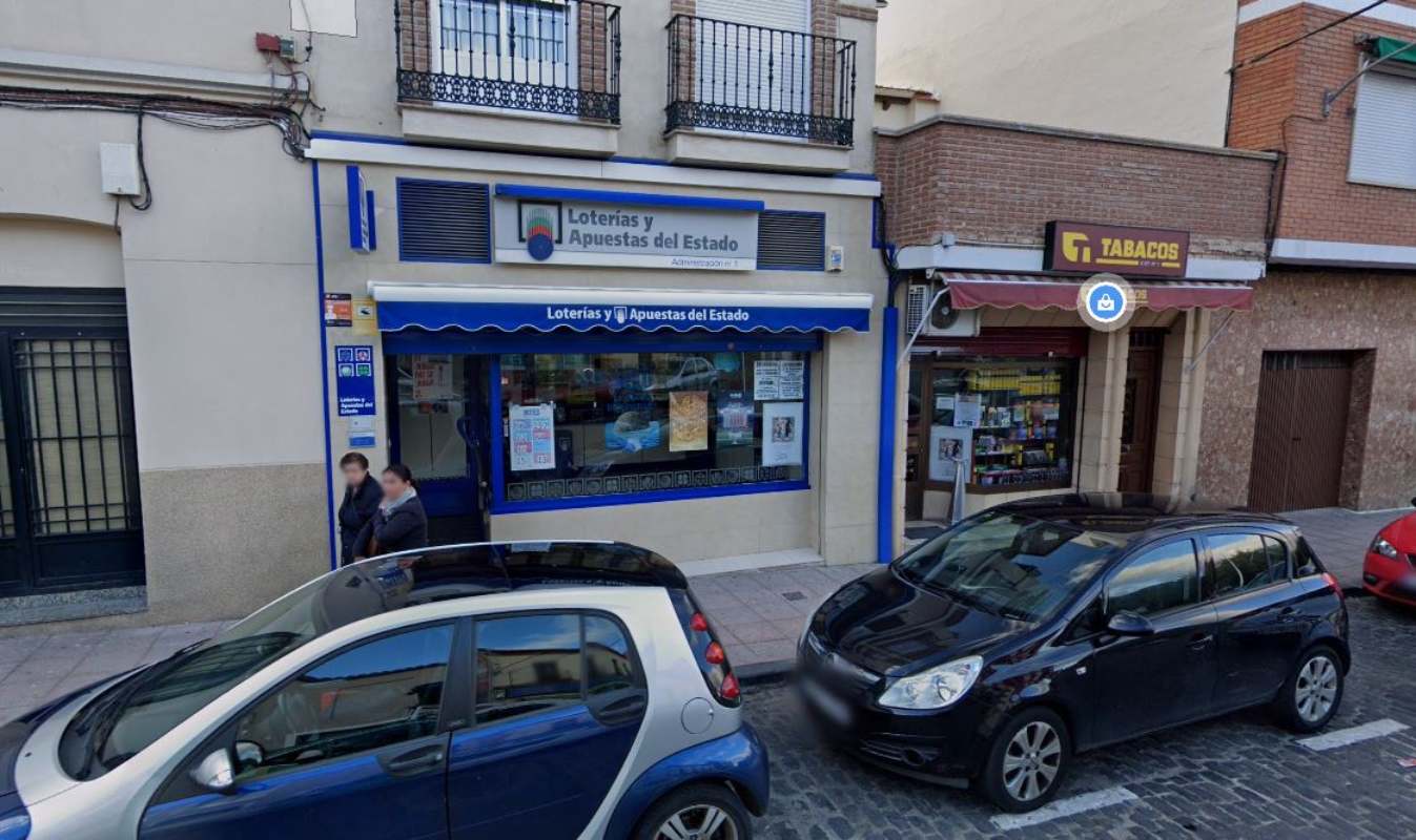 En este despacho de loterías repartieron un millón al ganador del Euromillones. Foto: Google Maps.