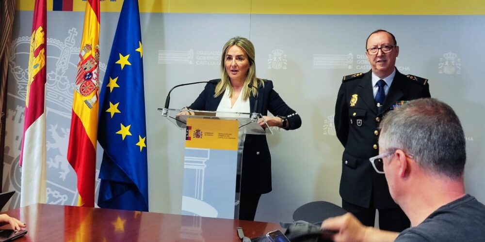 Milagros Tolón y Javier Pérez, jefe superior de Policía Nacional en CLM.