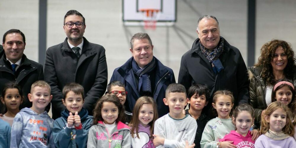 Amador Pastor (izquierda), junto a Emiliano García-Page y escolares en una jornada de promoción del deporte base.