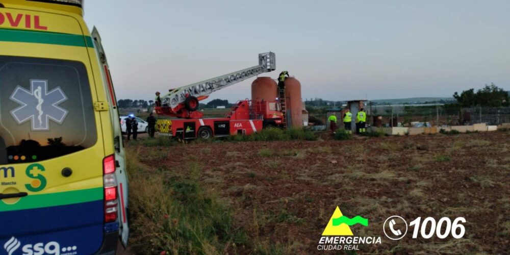 Los bomberos trabajando en el rescate del hombre