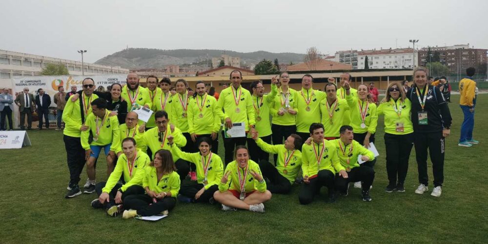 La nutrida representación, exitosa, del Asprona en el Regional de atletismo de Fecam.