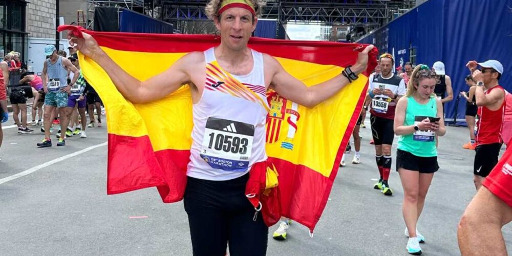 Rubén Lozano, tras cruzar la meta en el Maratón de Boston.