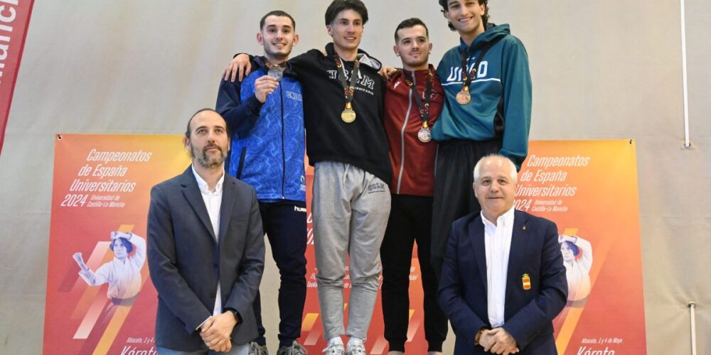 Alejandro Ortiz, de la UCLM, en lo más alto del podio del Campeonato Universitario de España de kárate.