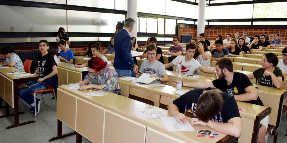 Varios estudiantes en las pruebas de la EvAU del 2024