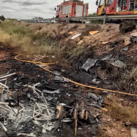 Restos de la avioneta siniestrada en el accidente aéreo de Alcázar. Foto: Emergencia Ciudad Real.