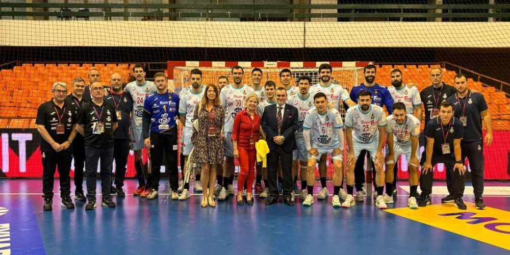 Foto de grupo de la expedición de los Hispanos tras lograr el billete para el Mundial. Foto: RFEB.