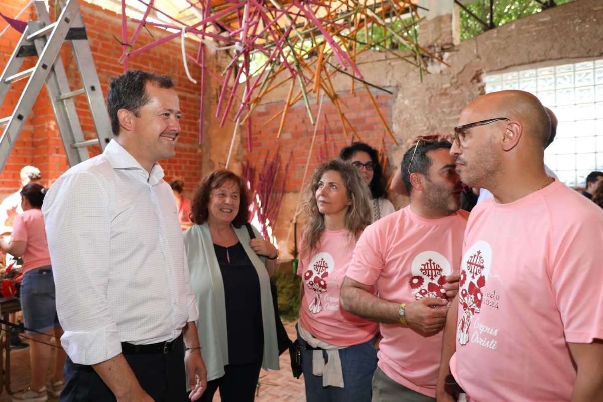 Carlos Velázquez, alcalde de Toledo, visita los floristas del Corpus.