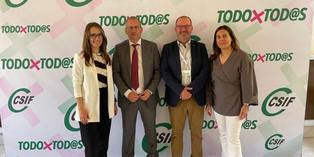 Mario Gutiérrez, reelegido presidente de CSIF Educación, el segundo por la izquierda.