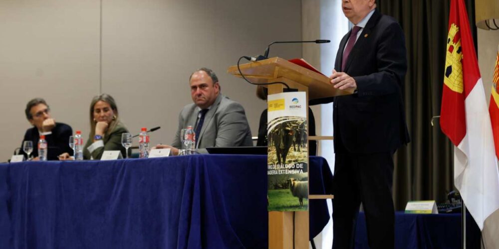 El ministro de Agricultura, Pesca y Alimentación, Luis Planas, en el Foro de Diálogo de la Ganadería Extensiva en España, en Toledo. Foto: EFE/Ismael Herrero.