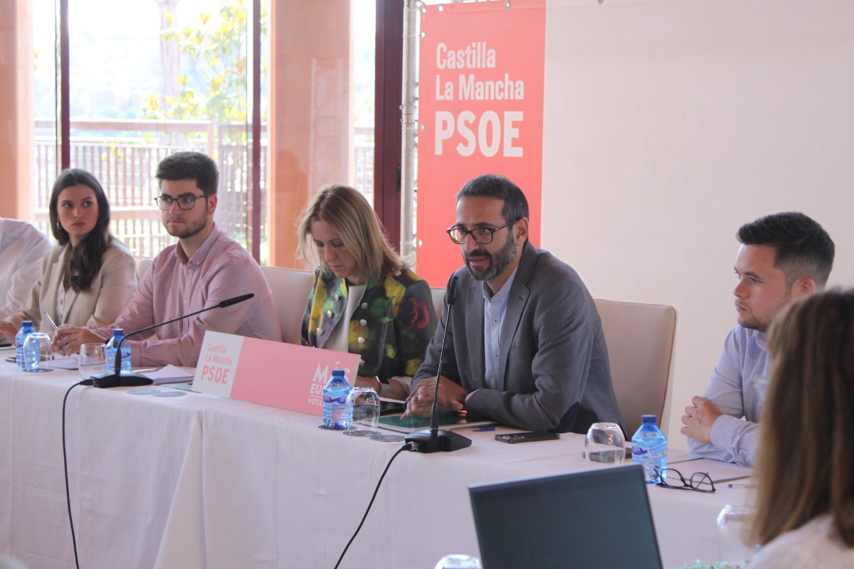 Cristina Maestre y Sergio Gutiérrez, con los candidatos regionales del PSOE a las europeas.