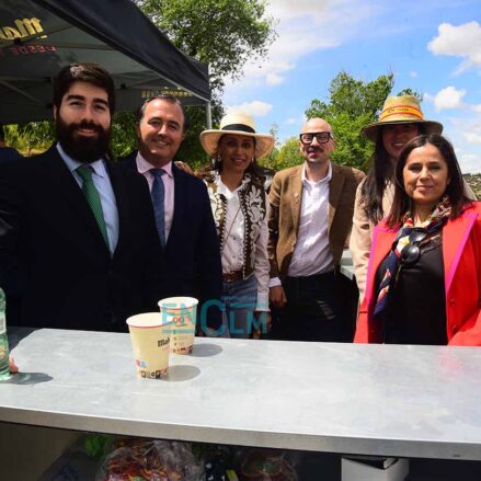 David Moreno, el segundo por la izquierda, junto a miembros de VOX, en la celebración de la romería del Valle de Toledo.