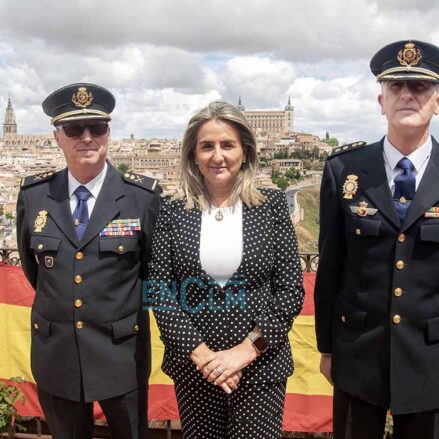 Milagros Tolón, junto al Jefe Superior de Policía de CLM. Javier Pérez Castillo, y Carlos San Román, nuevo comisario provincial de la Policía Nacional de Toledo. Foto: Rebeca Arango.