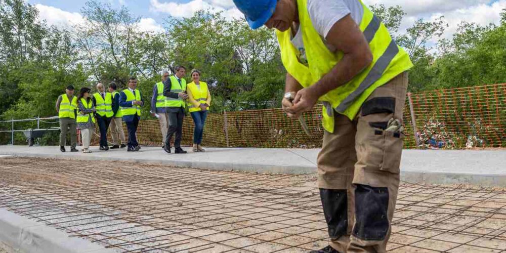 Milagros Tolón y José Antonio Santano visitan obras vía peatonal en Toledo. EFE/Ángeles Visdómine.