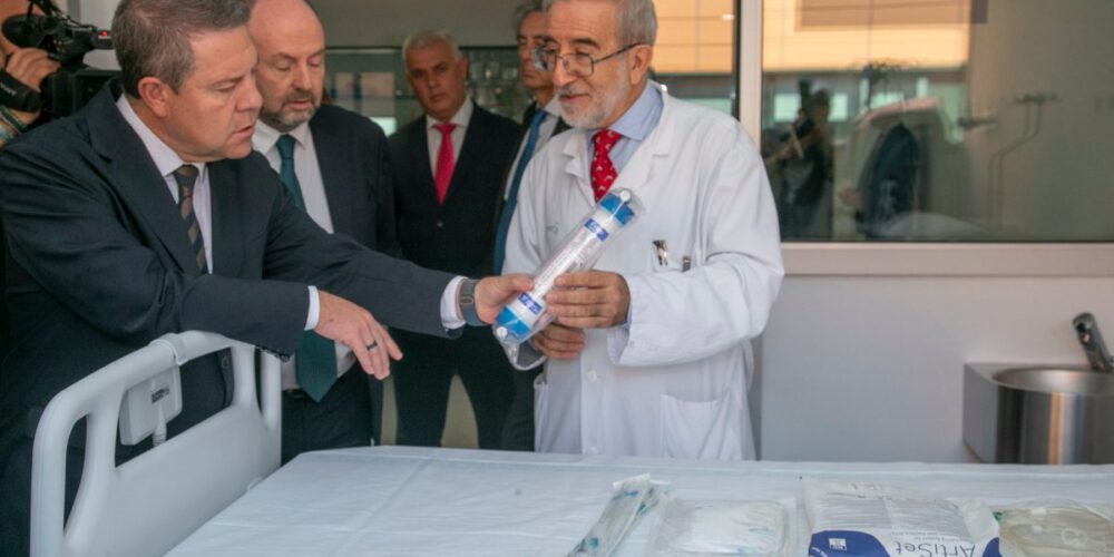 Visita del presidente de Castilla-La Mancha, Emiliano García-Page, al Hospital de Guadalajara con motivo del 40 aniversario del Servicio de Hemodiálisis