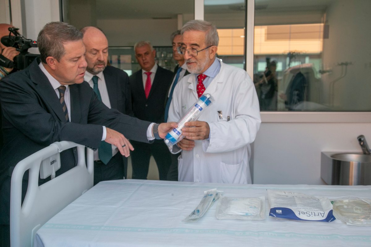 Visita del presidente de Castilla-La Mancha, Emiliano García-Page, al Hospital de Guadalajara con motivo del 40 aniversario del Servicio de Hemodiálisis