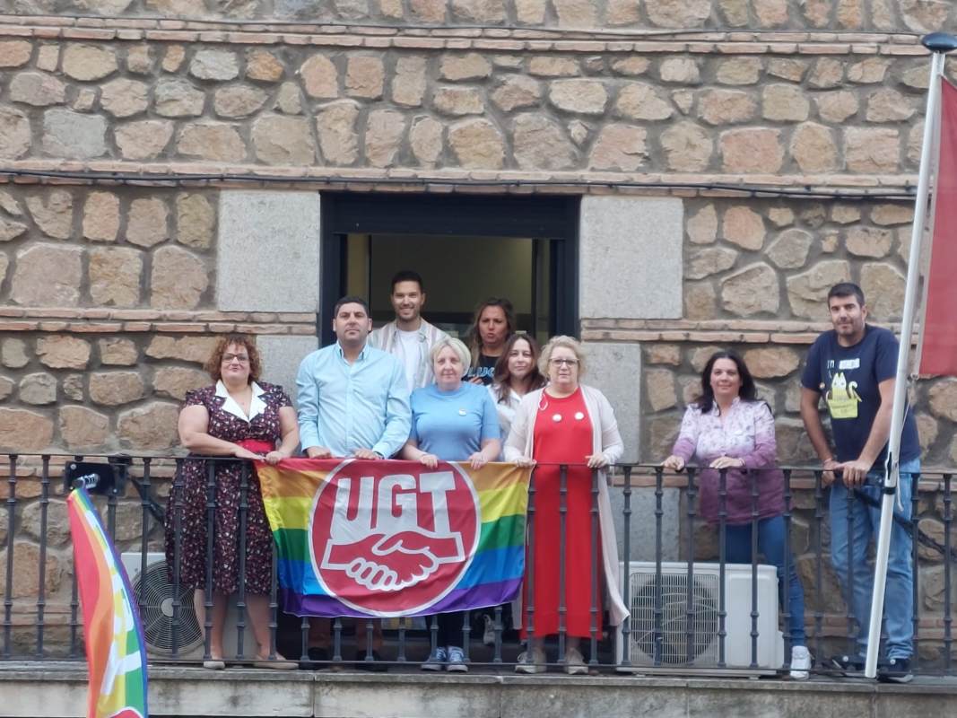 Bandera arcoíris en la sede regional de UGT en Toledo.
