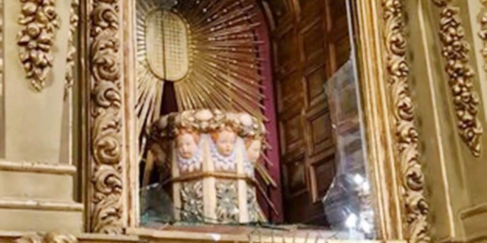 Hornacina en la que se debería encontrar la imagen de la Virgen de las Virtudes