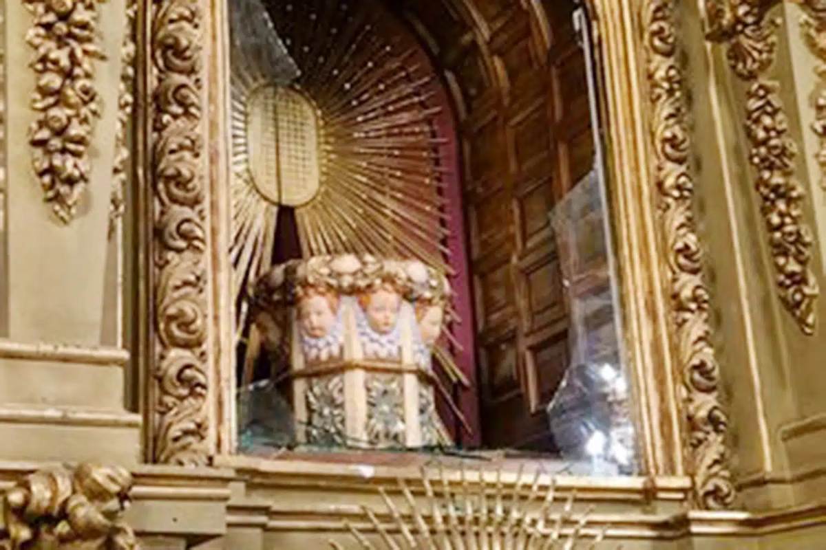 Hornacina en la que se debería encontrar la imagen de la Virgen de las Virtudes