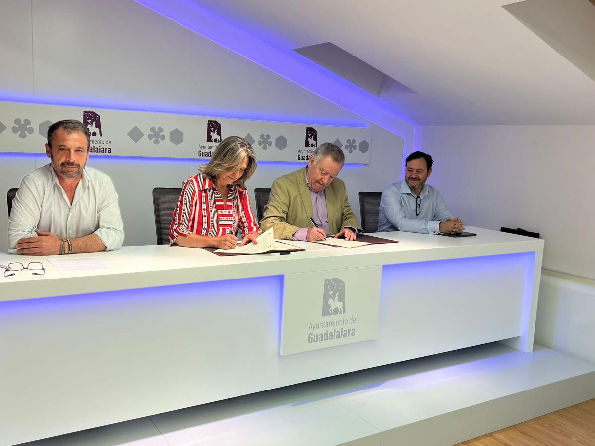Firma del convenio entre el ayuntamiento de guadalajara y la fundacion siglo futuro