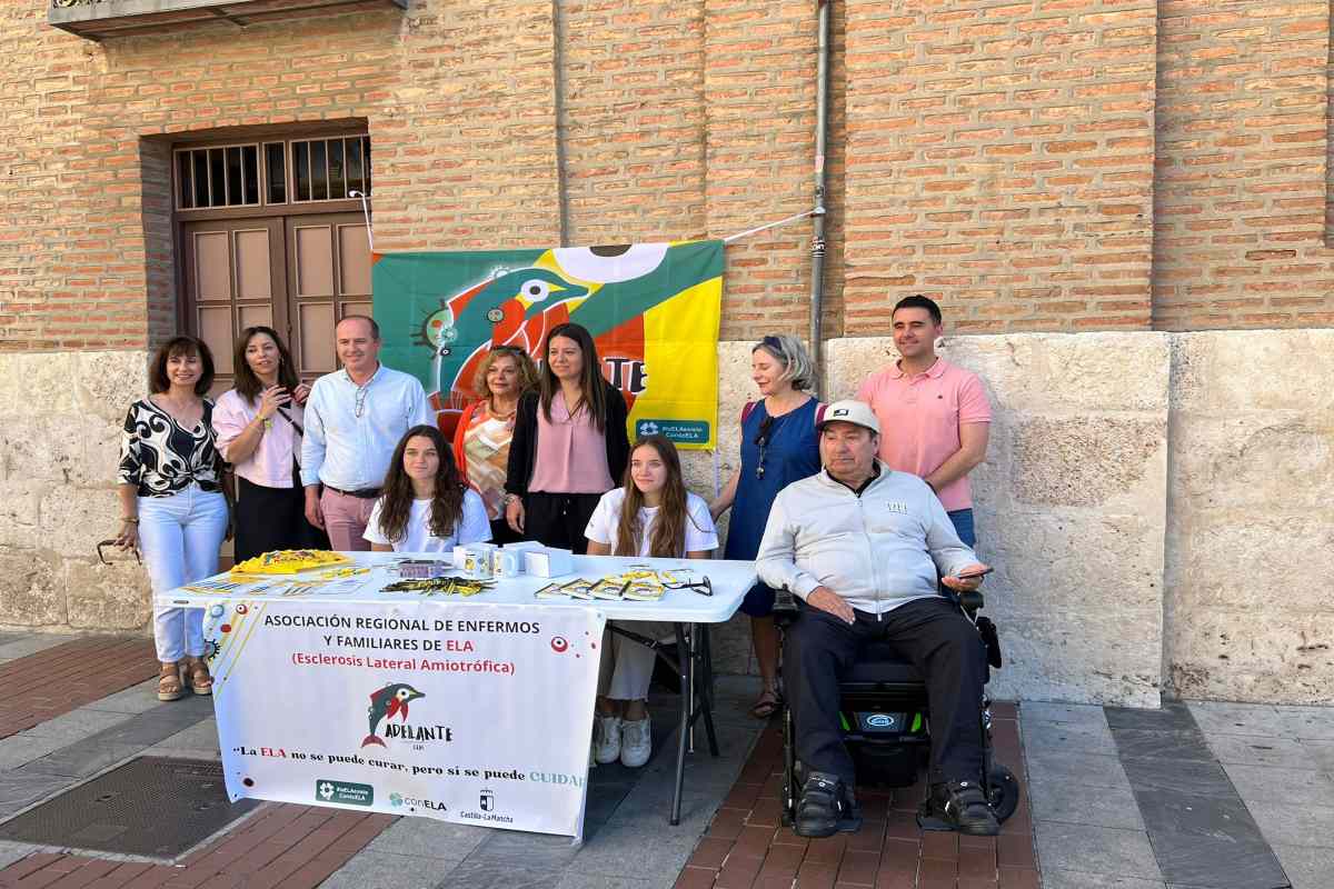 La consejera Bárbara García Torijano visita la mesa de la Asociación Adelante CLM instalada en Guadalajara en el Día Mundial del ELA