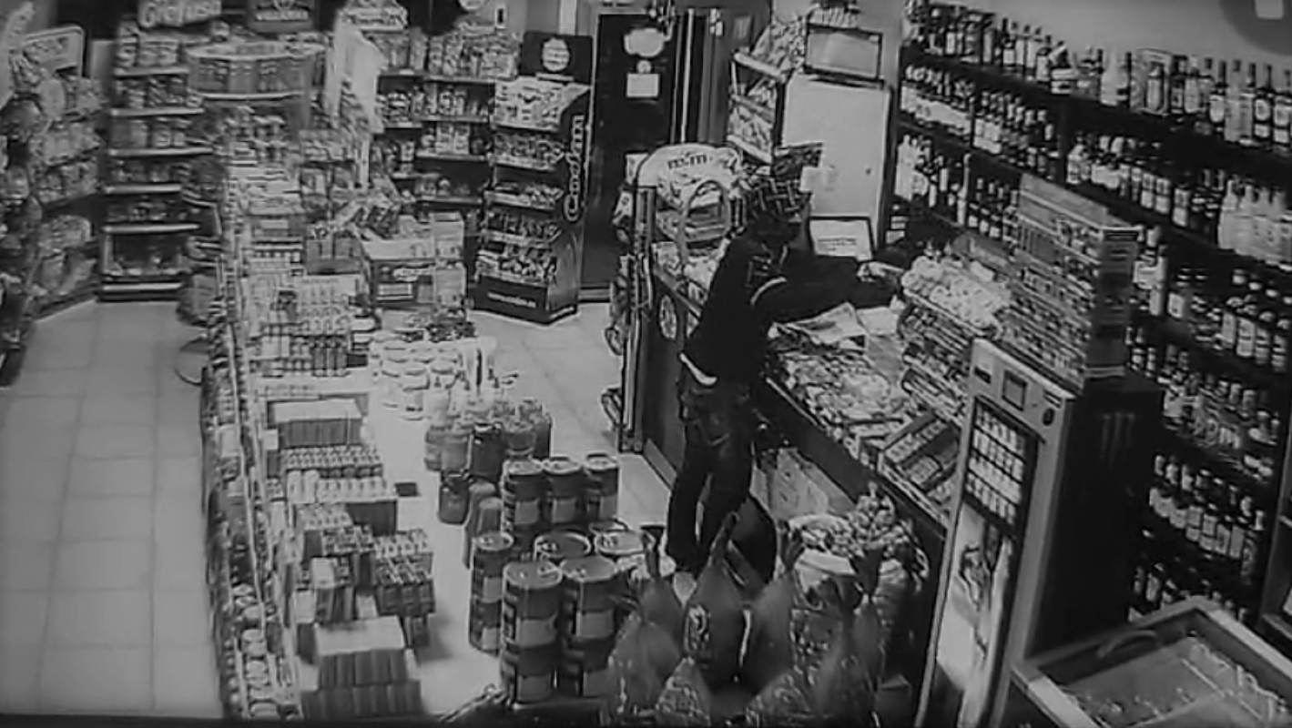 Imagen de un robo producido en una tienda de alimentación en Tomelloso