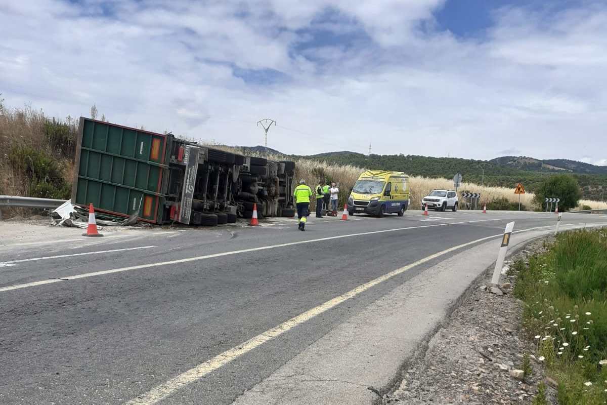 Imagen del camión volcado en la N-430