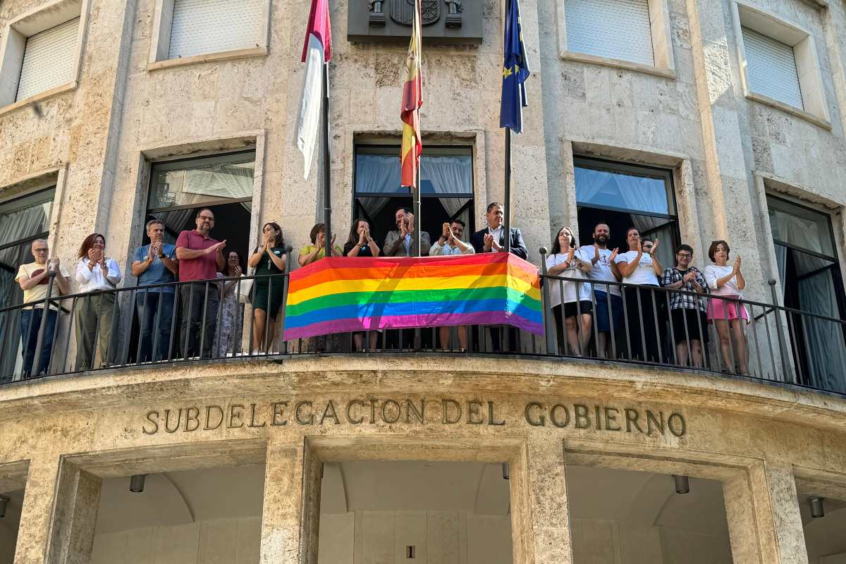 La Subdelegación del Gobierno en Ciudad Real despliega la bandera del orgullo LGTBI