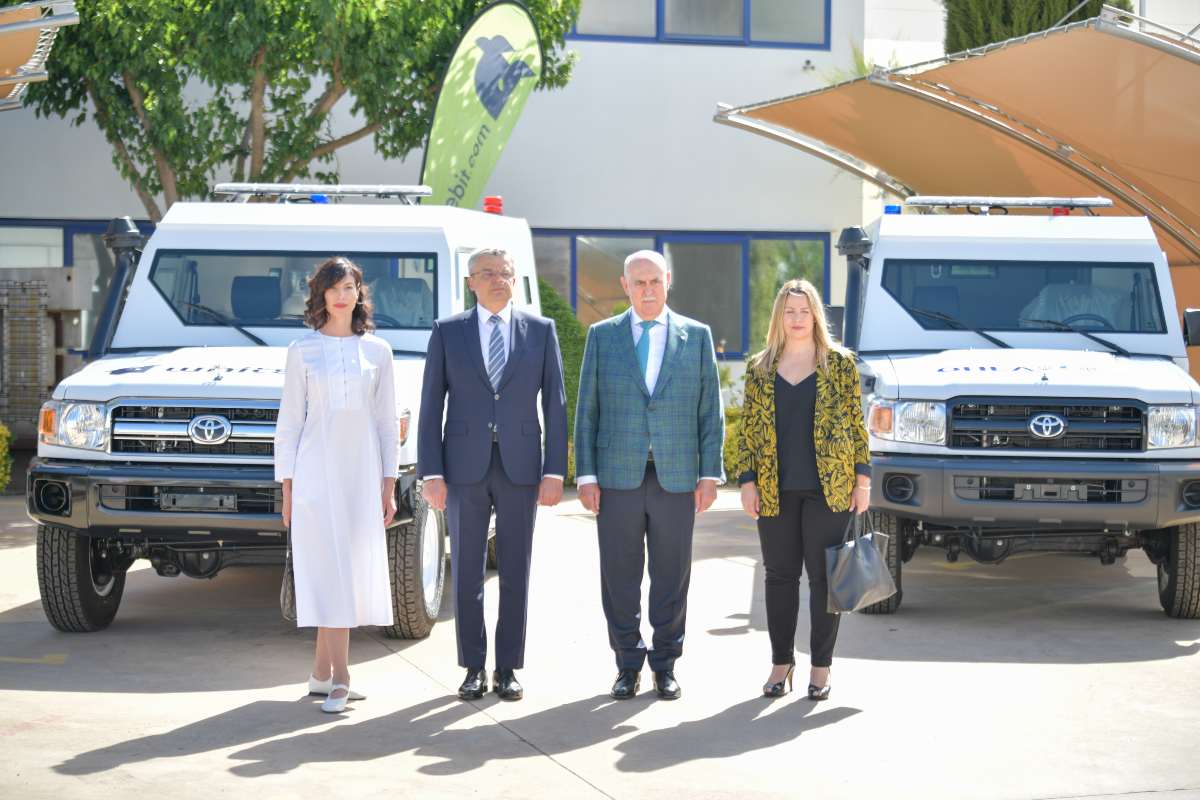 Las dos ambulancias blindadas que han sido entregadas al embajador de Ucrania