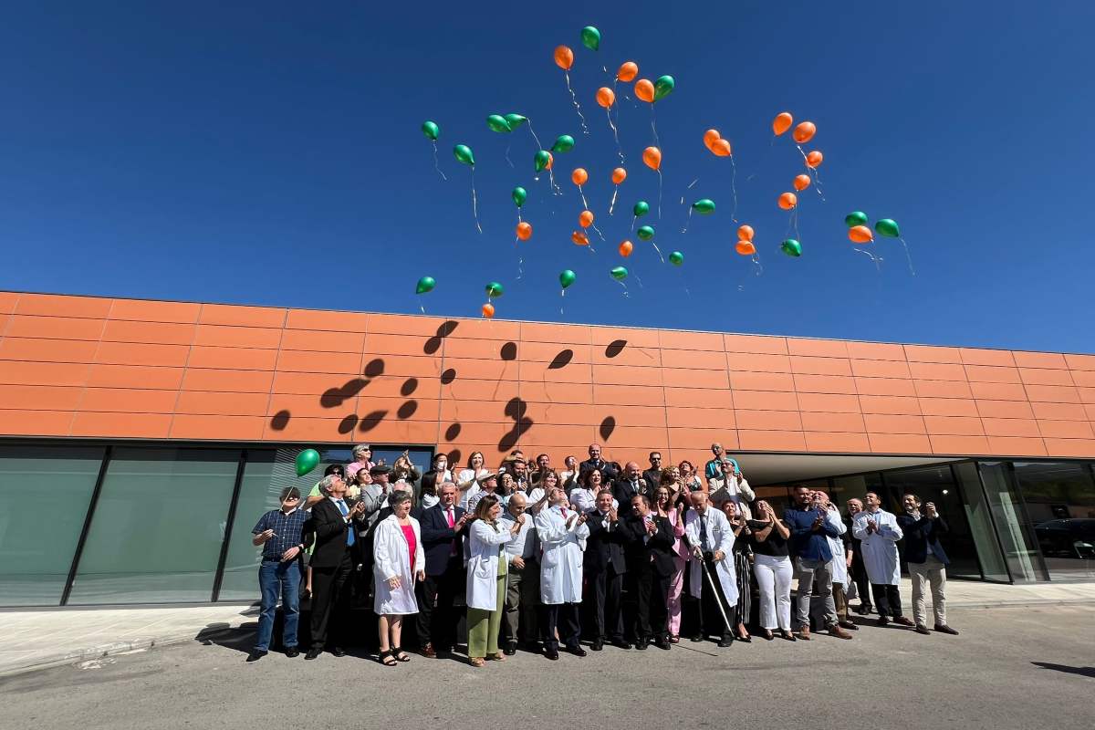 lanzamiento de globos en el aniversario del servicio de hemodialisis de Guadalajara