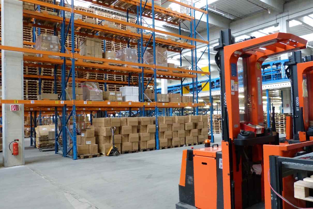 Imagen de un almacén logístico en Illescas.